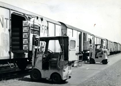 HUA-170930-Afbeelding van het beladen van koelwagens van Interfrigo met behulp van vorkheftrucks te Dordrecht