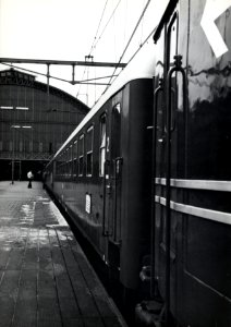 HUA-168268-Afbeelding van de internationale trein langs het perron van het N.S.-station Amsterdam C.S. te Amsterdam