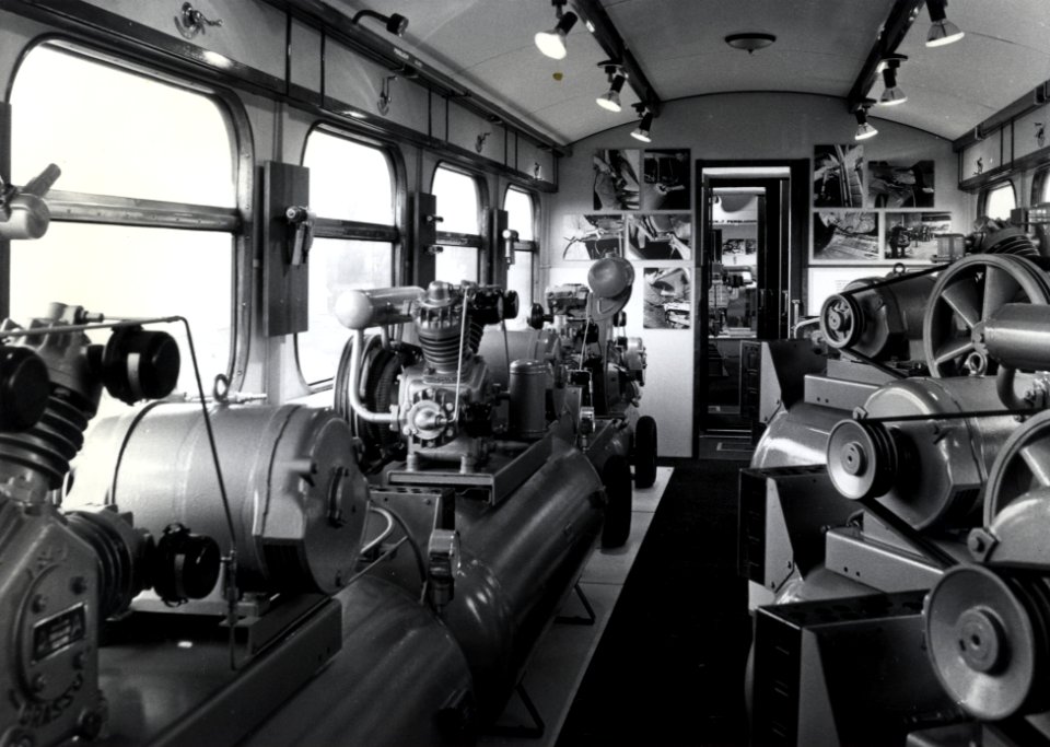 HUA-168280-Interieur van de Perslucht Expres Europa (tentoonstellingstrein van Machinefabriek Grasso, electrisch treinstel nr. 619, mat. 1936 van de N.S) te 's-Hertogenbosch