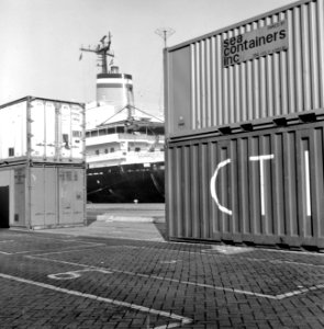 HUA-171680-Afbeelding van enkele containers op de kade van de Eemhaven te Rotterdam