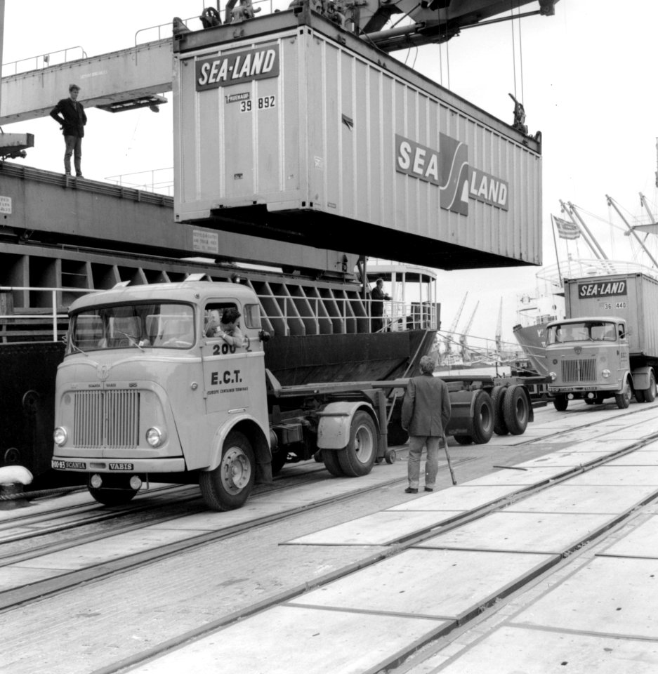 HUA-171542-Afbeelding van de overslag van containers van rederij Sea-Land op de Europe Container Terminals (E.C.T.) in de Eemhaven te Rotterdam
