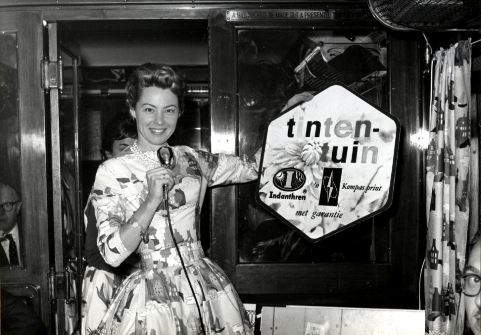HUA-168304-Afbeelding van TV omroepster Karin Kraaykamp als presentatrice in de Tintentuintrein NB De Tintentuintrein was een promotietrein van de groothandel in