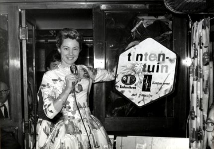 HUA-168304-Afbeelding van TV omroepster Karin Kraaykamp als presentatrice in de Tintentuintrein NB De Tintentuintrein was een promotietrein van de groothandel in