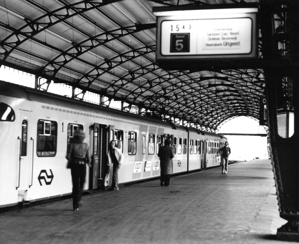 HUA-171419-Gezicht op het perron onder de perronkap van het NS station Haarlem te Haarlem