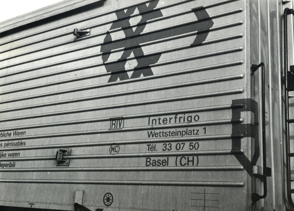 HUA-170917-Afbeelding van de opschriften van een Zwitserse koelwagen van Interfrigo te Venlo