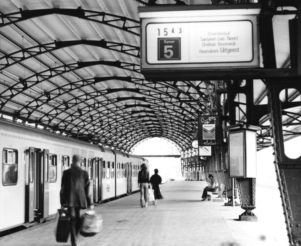 HUA-171413-Gezicht op het perron onder de perronkap van het N.S.-station Haarlem te Haarlem
