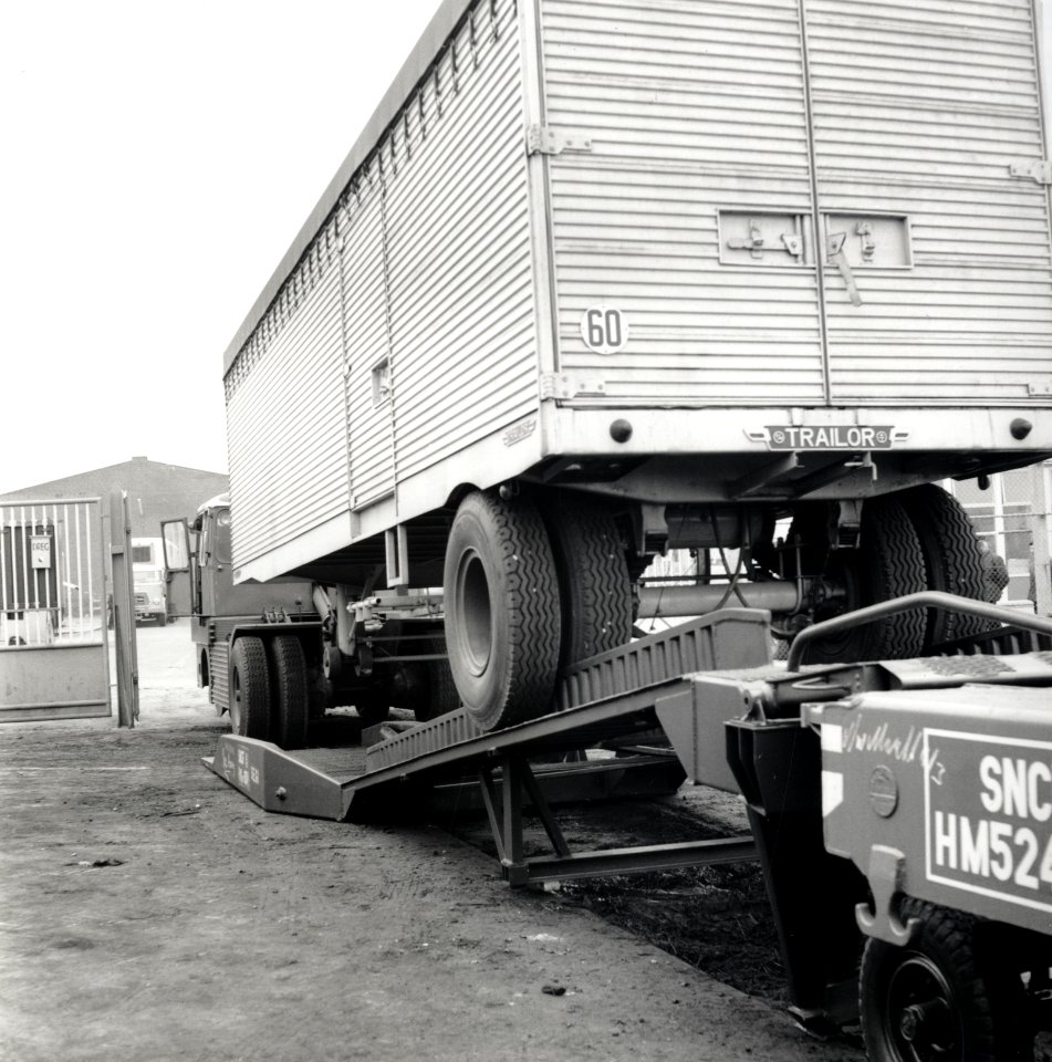 HUA-168075-Afbeelding van het plaatsen van een oplegger van een vrachtauto op een speciale wagon van de S.N.C.F. op het terrein van de Veilinghaven te Utrecht, tijdens een demonstratie van het z.g. Kangourou- of