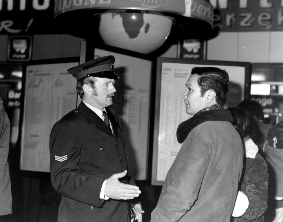 HUA-171705-Afbeelding van een agent van de spoorwegpolitie van de N.S. in de hal van het N.S.-station Amsterdam C.S. te Amsterdam