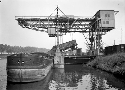 HUA-159843-Gezicht op de kolentip (overslag van steenkolen van trein op schip) aan het Julianakanaal te Born