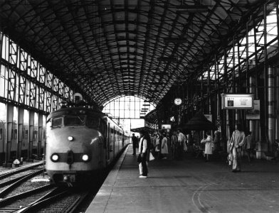 HUA-171411-Afbeelding van een electrisch treinstel mat. 1954 van de N.S. langs het perron onder de perronkap van het N.S.-station Den Haag H.S. te Den Haag
