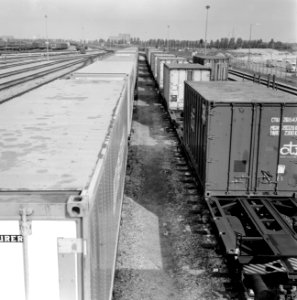HUA-171681-Afbeelding van containertreinen op het emplacement Waalhaven Zuid te Rotterdam