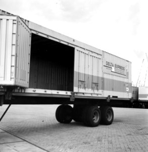 HUA-171652-Afbeelding van het vervoer van containers met de Delta Express Intercontainer van de NS en de Deutsche Bundesbahn te Rotterdam Beatrixhaven