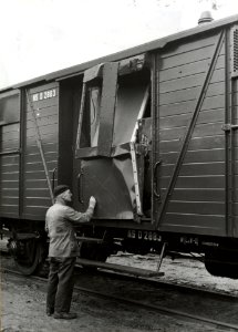 HUA-159858-Afbeelding van het opnemen van de schade aan de bagagewagen nr. NS D 2883 van de N.S. bij de hoofdwerkplaats te Amersfoort