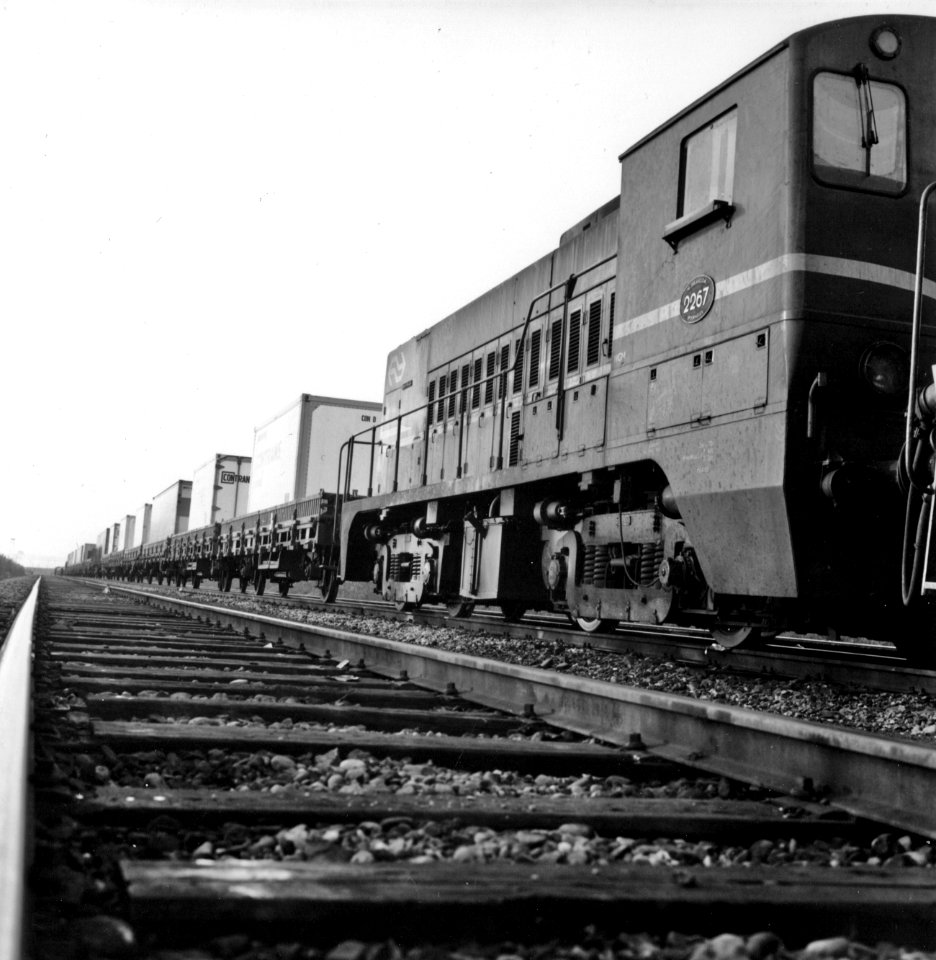HUA-171657-Afbeelding van een containertrein getrokken door de diesel-electrische locomotief nr. 2267 (serie 2200-2300) van de N.S. in de Westhaven te Amsterdam