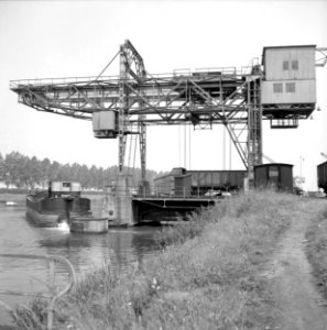 HUA-159841-Gezicht op de kolentip overslag van steenkolen van trein op schip aan het Julianakanaal te Born