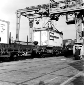 HUA-171669-Afbeelding van het vervoer van containers in de Westhaven te Amsterdam