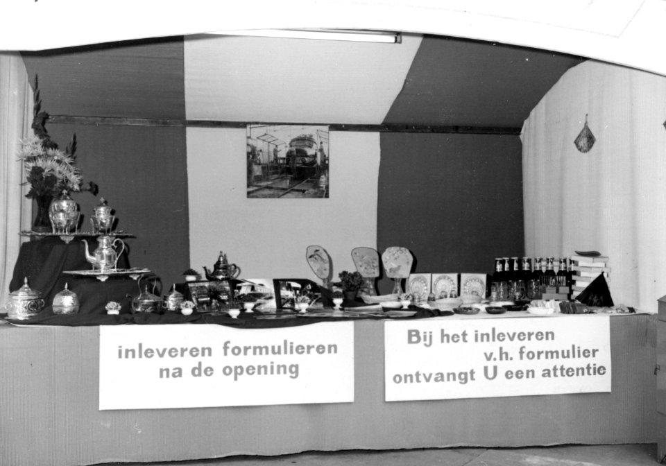 HUA-171517-Afbeelding van de tafel met geschenken voor het personeel tijdens de feestelijke opening van de verbouwde lijnwerkplaats van de N.S. te Leidschendam