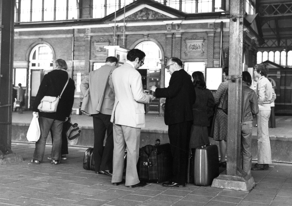 HUA-171394-Afbeelding van wachtende treinreizigers op een perron van het NS station Den Haag HS te den Haag