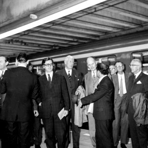 HUA-171519-Afbeelding van de aankomst van de genodigden voor de officiële opening van het NS station Den Haag CS te Den Haag