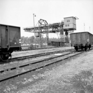 HUA-159839-Gezicht op de kolentip (overslag van steenkolen van trein op schip) aan het Julianakanaal te Born