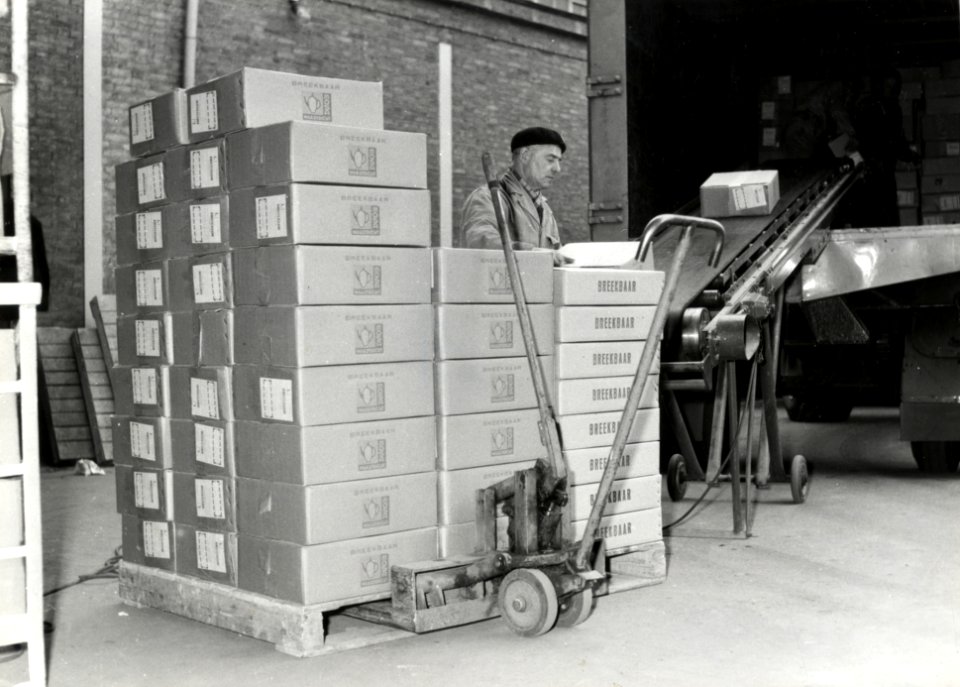 HUA-171266-Afbeelding van het beladen van een vrachtauto met een partij aardewerk bij de aardewerkfabriek firma Mosa te Maastricht