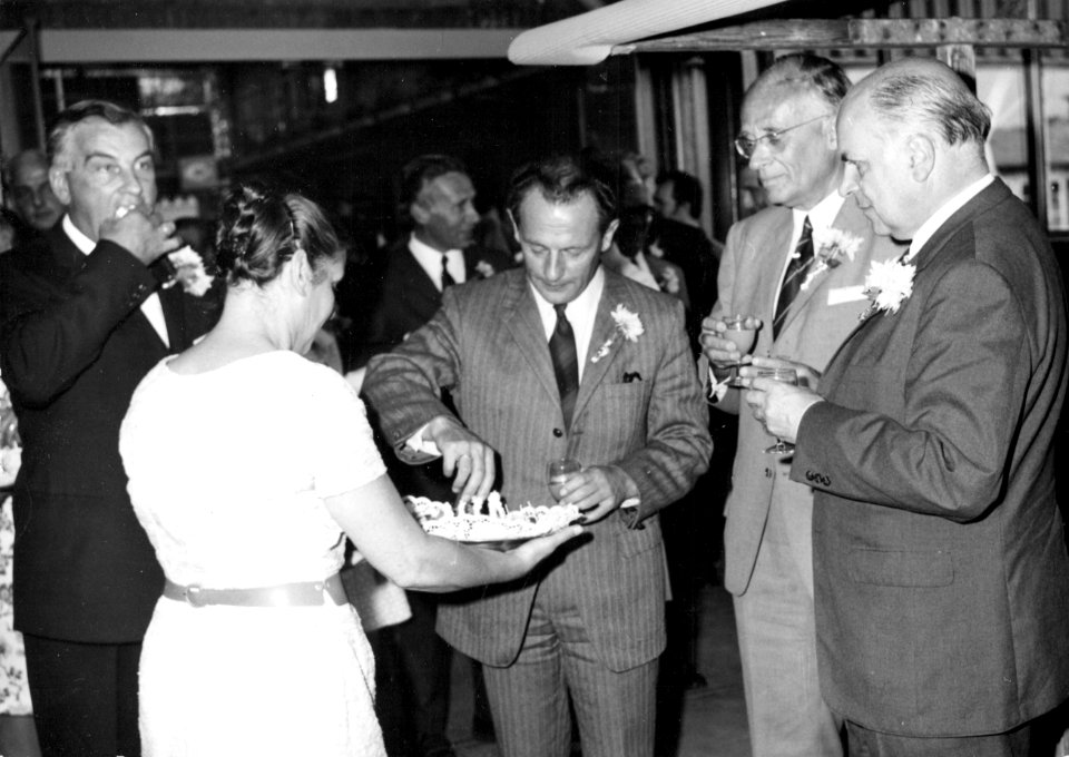 HUA-171509-Afbeelding van de receptie tijdens de opening van de verbouwde lijnwerkplaats van de NS te Leidschendam met in het midden president directeur mr MG de