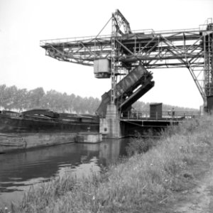 HUA-159845-Gezicht op de kolentip (overslag van steenkolen van trein op schip) aan het Julianakanaal te Born