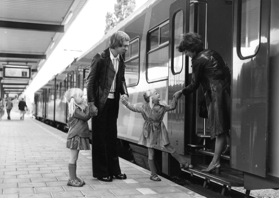HUA-171388-Afbeelding van instappende treinreizigers (modellen) in een electrisch treinstel mat. 1964 (plan V) van de N.S. op spoor 1 van het N.S.-station Utrecht C.S. te Utrecht