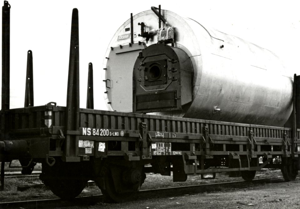 HUA-171242-Afbeelding van het vervoer van een verwarmingsketel van de firma Boers en Vrijland (naar Roemenië) met een rongenwagen van de N.S. te 's-Gravenzande