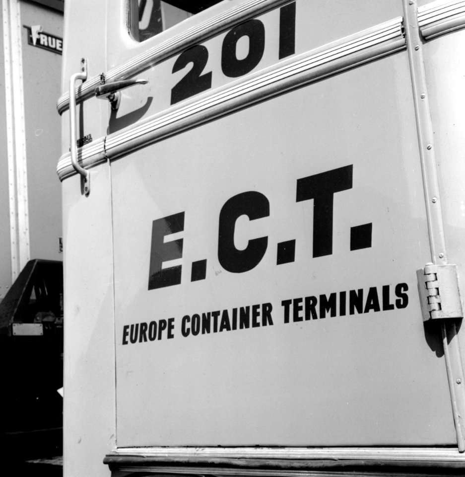 HUA-171545-Afbeelding van de opschriften op het portier van een vrachtwagen van Europe Container Terminals (E.C.T.) in de Eemhaven te Rotterdam