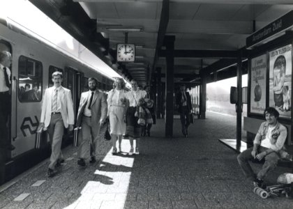 HUA-170788-Gezicht op het perron van het N.S.-station Amsterdam Zuid te Amsterdam