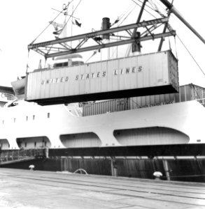 HUA-171554-Afbeelding van de overslag van containers van United States Lines in de Prinses Margriethaven te Rotterdam photo