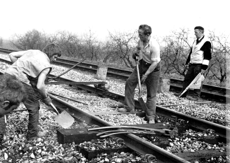 HUA-171492-Afbeelding van enkele wegwerkers van de NS met handgereedschap tijdens onderhoudswerkzaamheden aan een spoorlijn