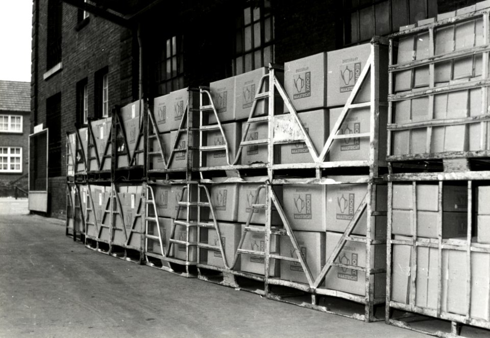 HUA-171264-Afbeelding van voor verzending gereedstaande partijen aardewerk bij de aardewerkfabriek firma Mosa te Maastricht
