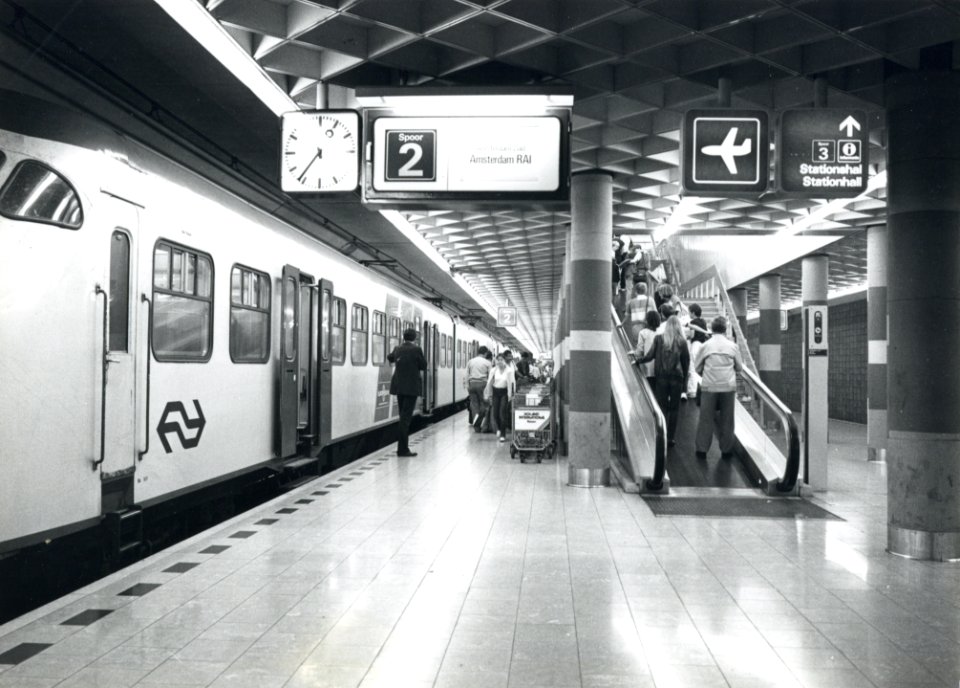 HUA-170815-Gezicht op het perron van het N.S.-station Schiphol, met links het electrische treinstel nr. 501 (plan T, "Treinstel Toekomst", mat. 1964) van de N.S