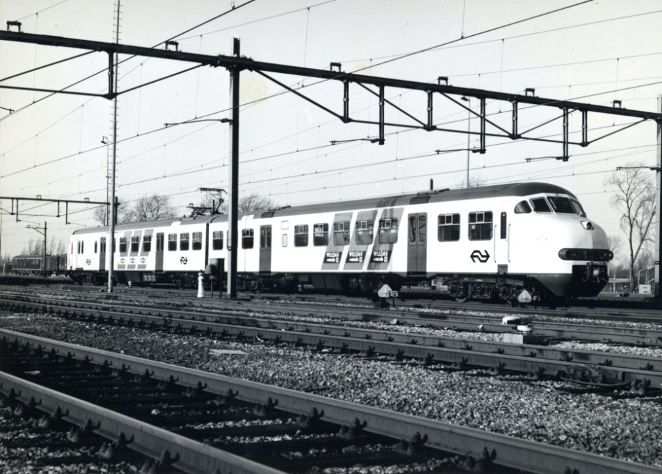 HUA-170701-Afbeelding van het electrische treinstel nr. 431 (Plan V, mat. 1964) van de N.S. tijdens de presentatie van de nieuwe, gele huisstijl voor treinstellen te Rotterdam