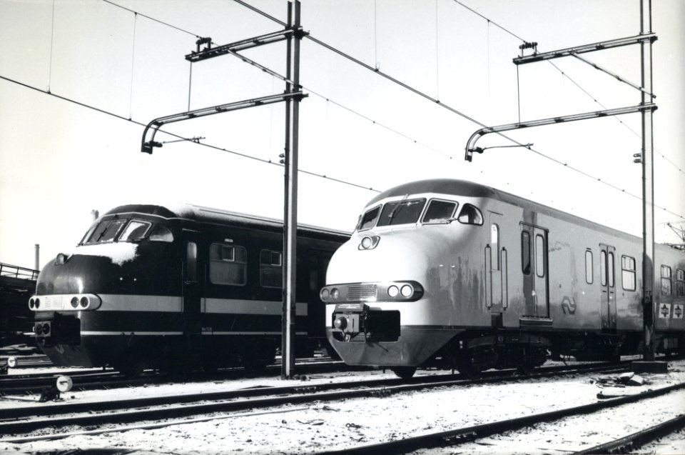 HUA-170693-Afbeelding van de presentatie van de nieuwe, gele huisstijl van N.S. op het terrein van Werkspoor te Utrecht, met links het electriscte treinstel nr. 528 (plan T, mat. 1964) van N.S. in de oude, groen