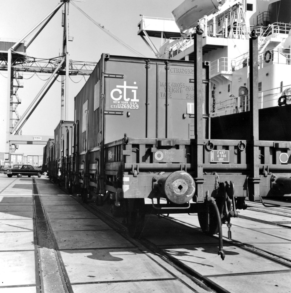 HUA-171632-Afbeelding van de overslag van containers in de Margriethaven te Rotterdam