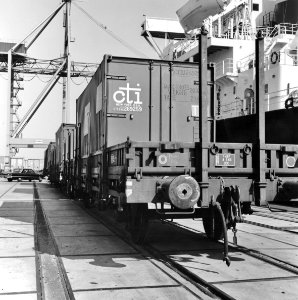 HUA-171632-Afbeelding van de overslag van containers in de Margriethaven te Rotterdam
