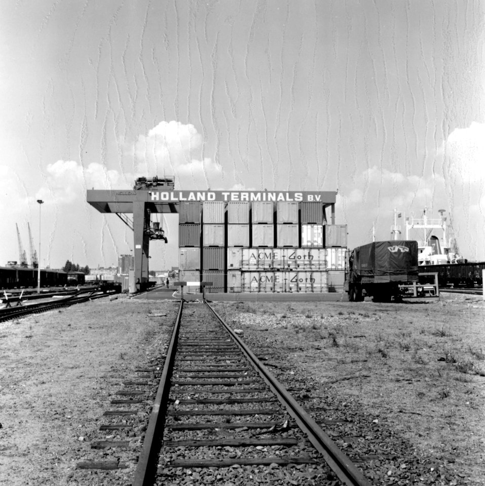 HUA-171622-Gezicht op de containerterminal van Holland Terminals BV te Rotterdam