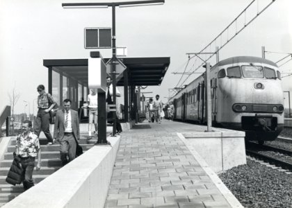 HUA-170803-Afbeelding van een electrisch treinstel plan V (mat. 1964) van de N.S. langs het perron van het N.S.-station Hoofddorp