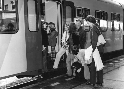 HUA-171350-Afbeelding van instappende treinreizigers modellen op een perron van het NS station Utrecht CS te Utrecht