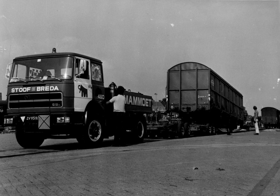 HUA-159910-Afbeelding van het transport van een goederenwagen type Hbis van de N.S. per vrachtauto ("rolwagenvervoer") te Breda
