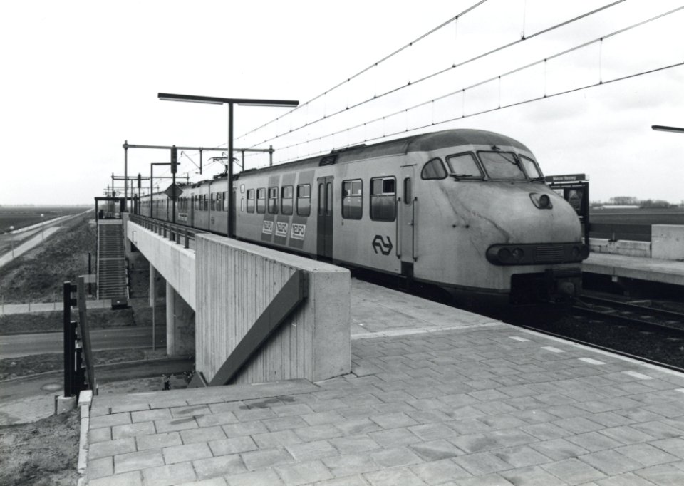 HUA-170795-Afbeelding van een electrisch treinstel plan T (mat. 1964) van de N.S. langs het perron van het N.S.-station Nieuw Vennep