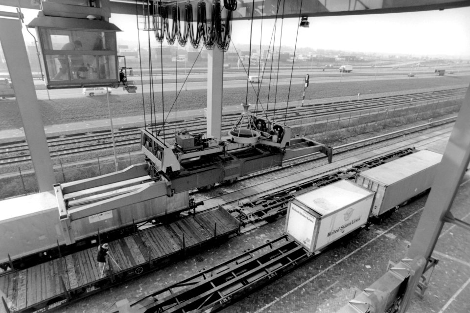 HUA-171615-Gezicht op het overslagterrein voor containers van Europe Container Terminals (E.C.T.) bij de Eemhaven te Rotterdam