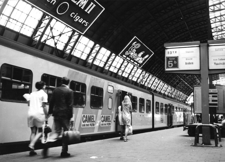 HUA-171280-Gezicht op het tweede perron van het N.S.-station Amsterdam C.S. te Amersterdam, met links de stoptrein naar Arnhem