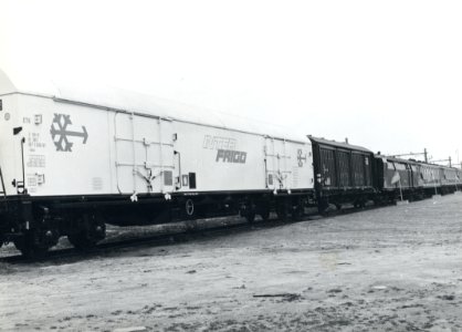 HUA-170909-Afbeelding van een tentoonstellingstrein van NS met links een koelwagen van Interfrigo