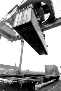 HUA-171621-Afbeelding van de overslag van containers bij Europe Container Terminals (E.C.T.) in de Eemhaven te Rotterdam photo