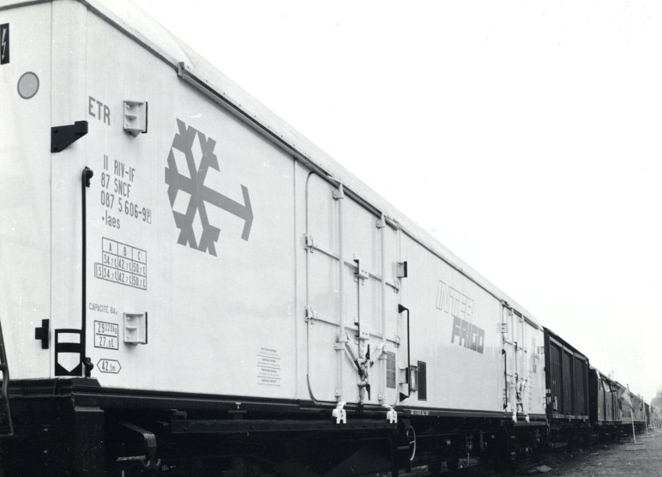 HUA-170916-Afbeelding van een tentoonstellingstrein van N.S., met links een koelwagen van Interfrigo