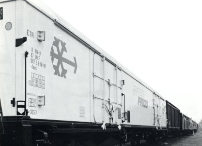 HUA-170916-Afbeelding van een tentoonstellingstrein van N.S., met links een koelwagen van Interfrigo